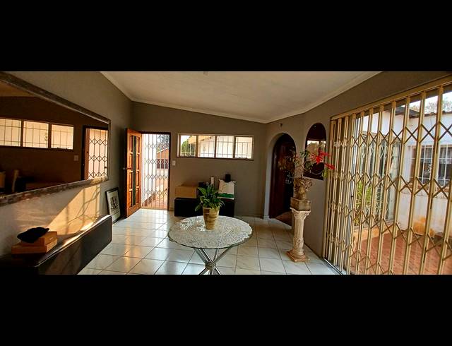 3 BEDROOM FREEHOLD FOR SALE IN KENLEAF